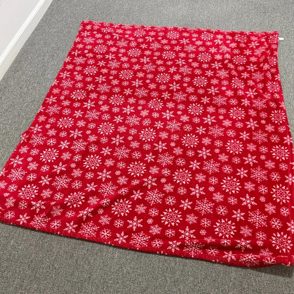 Snowflake Pattern Holiday Throw Blanket Set - Red and Gray